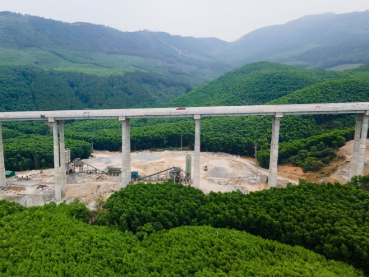 Choáng ngợp với cầu cạn cao hàng chục mét chạy qua núi non, hồ đập ở Nghệ An