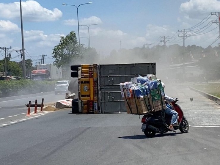 TP.HCM: Xe container lật nhào trên làn đường xe máy, nhiều người “đứng tim”
