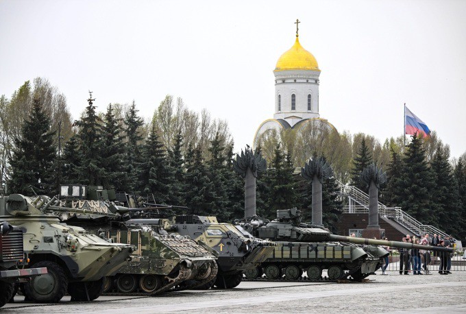 Một chiếc xe chiến đấu bộ binh M2 Bradley (thứ hai từ trái sang) chụp tại Công viên Chiến thắng ở Moskva ngày 26/4. Ảnh: Sputnik