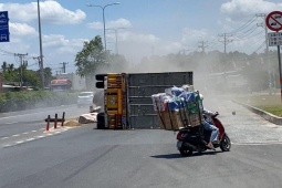 TP.HCM: Xe container lật nhào trên làn đường xe máy, nhiều người “đứng tim”