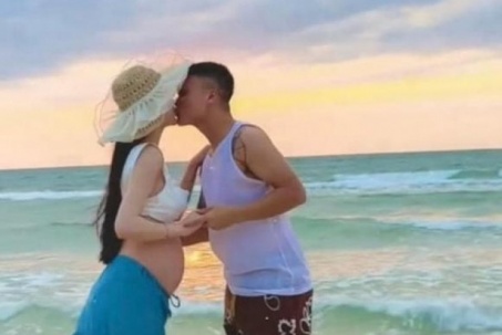 Quang Hải đưa vợ bầu đi nghỉ lễ tại bãi biển