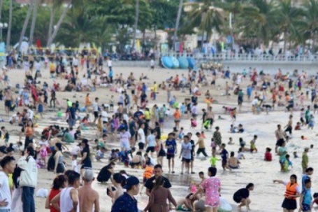 Du khách đổ ra biển Nha Trang trải nghiệm cảnh tượng chỉ có trên tivi