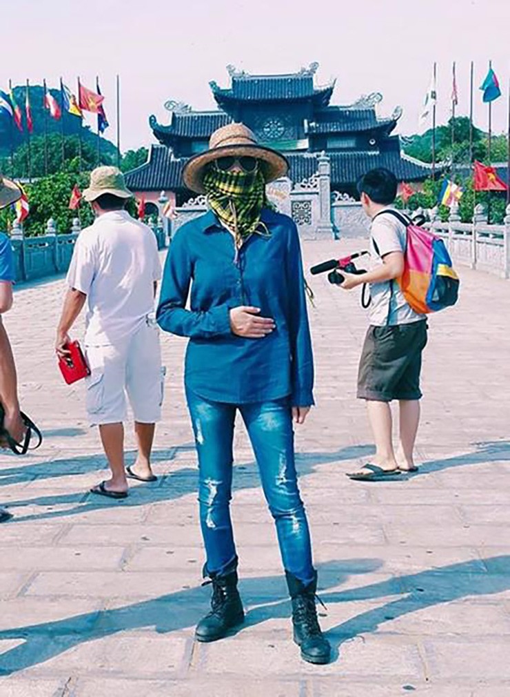 Ngô Thanh Vân trùm kín mít khi làm
phim dưới trời nắng. Từ trang phục áo sơ mi dài tay, quần jeans đến
boots, nón, khăn rằn, kính mát đủ bộ để không bị cháy nắng.