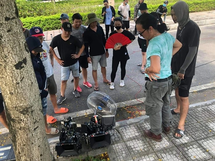 Quạt điện, quạt giấy
được huy động vì quá nắng nóng.
