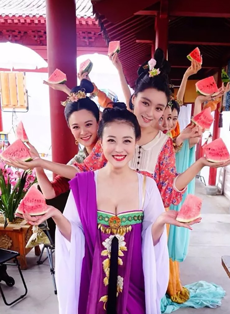 Dàn diễn viên "Võ Mỵ
Nương truyền kỳ" tạo hình vui vẻ với những miếng dưa hấu ngon lành
khi quay phim vào ngày hè.