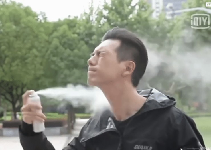 Lý Hiện trong hậu trường “Cá mực hầm
mật” liên tục phải dùng kem chống nắng xịt khắp mặt khi quay phim
ngoài trời.