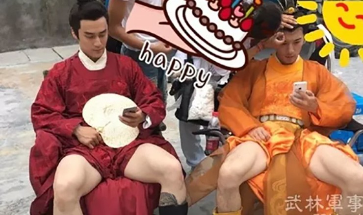 Tưởng Kình Phu và Lưu Nhuế Lân quá
nóng vì trang phục cổ trang.