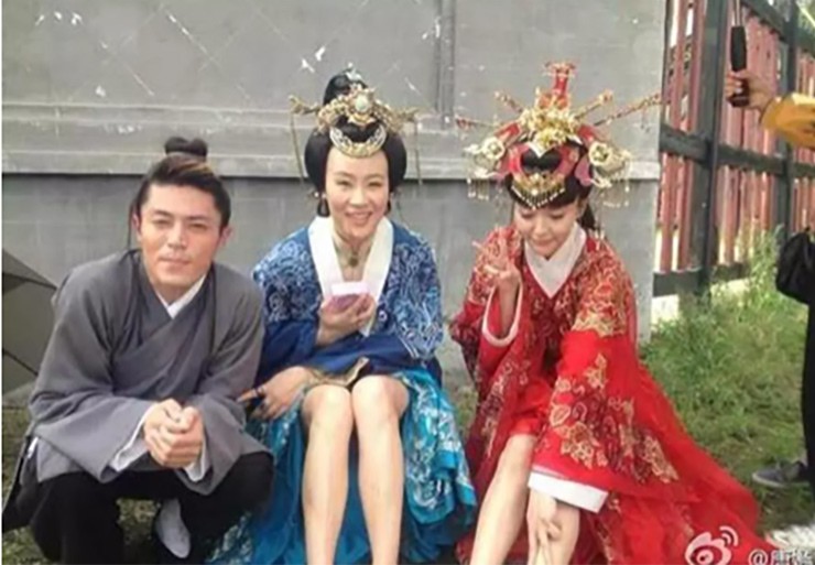 Quá nóng thì việc
"khoe" chân chẳng còn gì là ngại ngùng