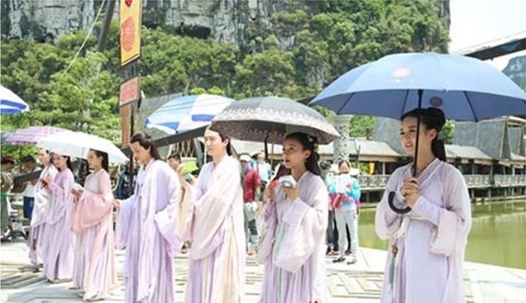 Khung cảnh quen thuộc
của các đoàn phim cổ trang khi ghi hình vào ngày hè.
