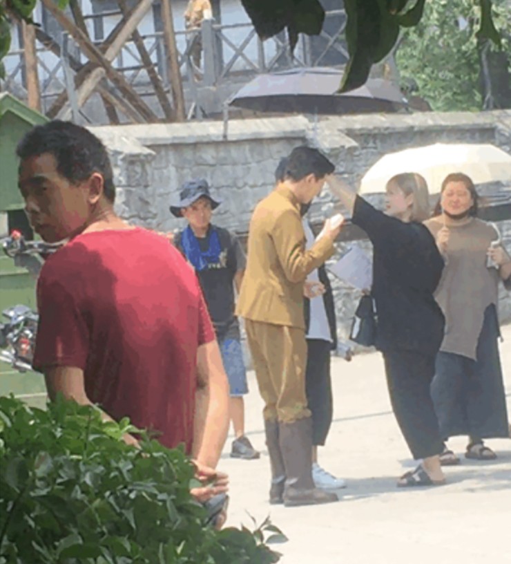 Tài tử Nhậm Gia Luân
cũng không đứng ngoài "trend" này khi quay phim ngoài trời
nắng.