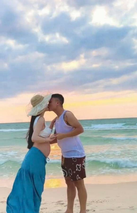 Quang Hải đưa vợ bầu đi nghỉ lễ tại bãi biển - 1