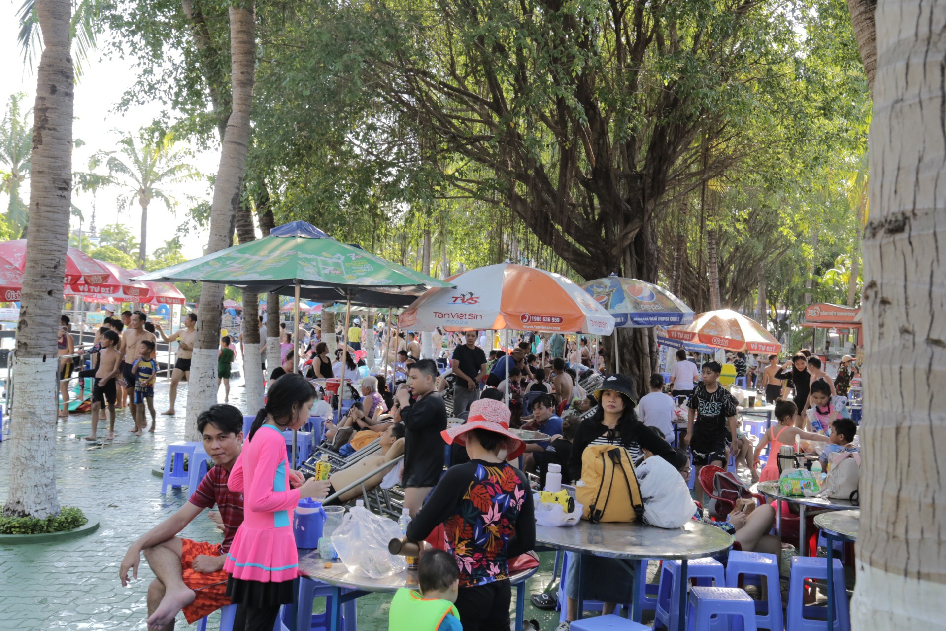 Ngày nghỉ lễ đông đúc tại Công viên nước Đầm Sen: Thiên đường giải nhiệt giữa cái nắng gay gắt