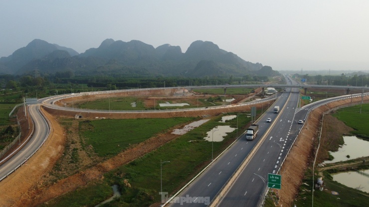 Nút giao Thiệu Giang và Đồng Thắng trên cao tốc Bắc - Nam vừa thông xe lại phải đóng rào