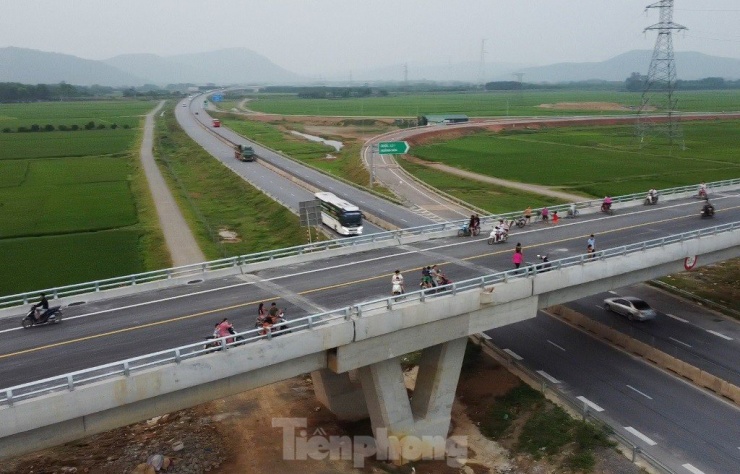 Nút giao Thiệu Giang và Đồng Thắng trên cao tốc Bắc - Nam vừa thông xe lại phải đóng rào