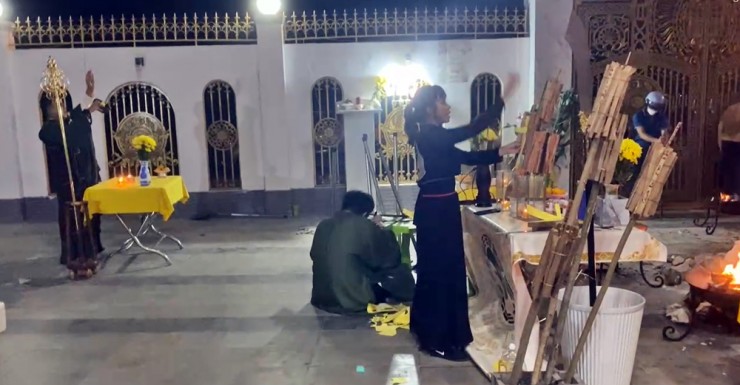 Hình ảnh cúng kiến trừ tà trong căn biệt thự được cho là ở nhà chồng cũ của chị D.
