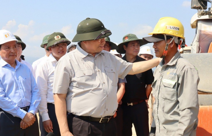 Thủ tướng thăm hỏi, động viên công nhân thi công tuyến cao tốc Vân Phong - Nha Trang. Ảnh: NHẬT THANH