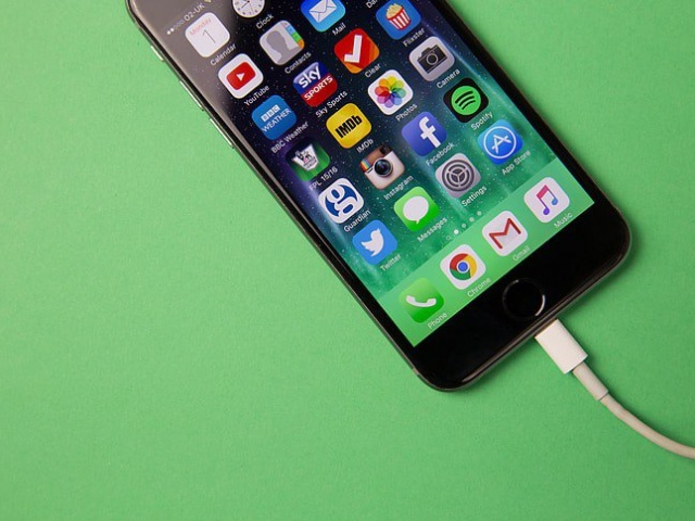 Apple tiết lộ cách sạc iPhone qua đêm an toàn