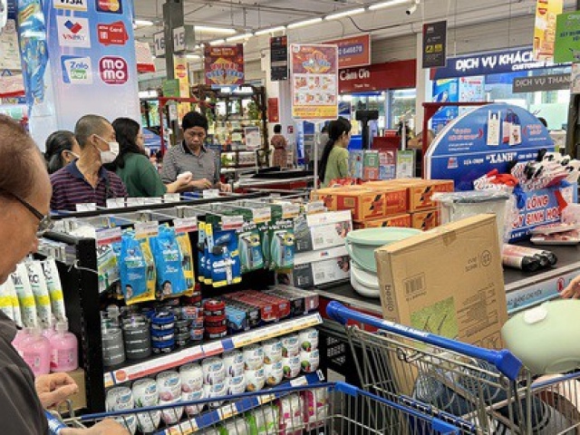 TP HCM: Dòng người đổ xô đến siêu thị, trung tâm thương mại “trốn nóng”