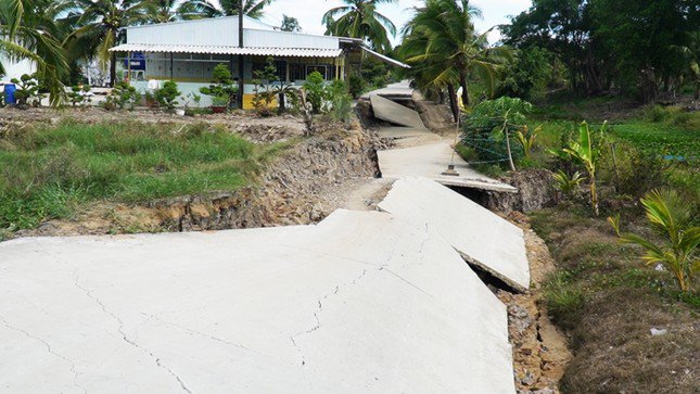 Nhiều tuyến đường giao thông ở Cà Mau hư hỏng nghiêm trọng.