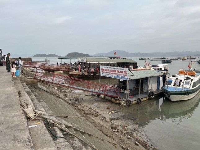 Ngàn du khách lênh đênh trên biển do tàu không cập cảng