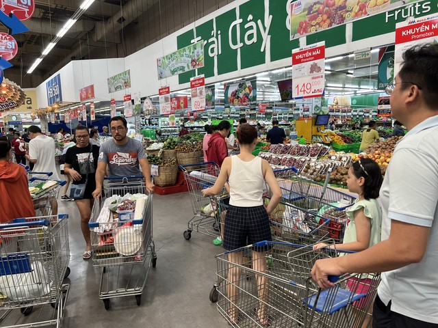 Khách khá đông tại siêu thị MM Mega Market