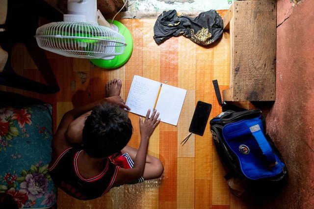 Học sinh học tại nhà ở thủ đô Manila - Philippines hôm 26-4. Ảnh: Reuters