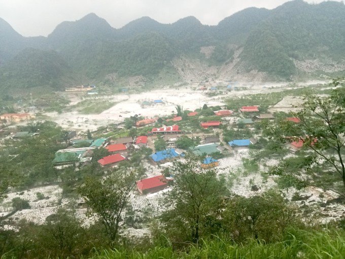 Đá phủ trắng bản làng ở Hòa Bình sau trận giông lốc, mưa đá ngày 24/4. Ảnh: Trang Sao
