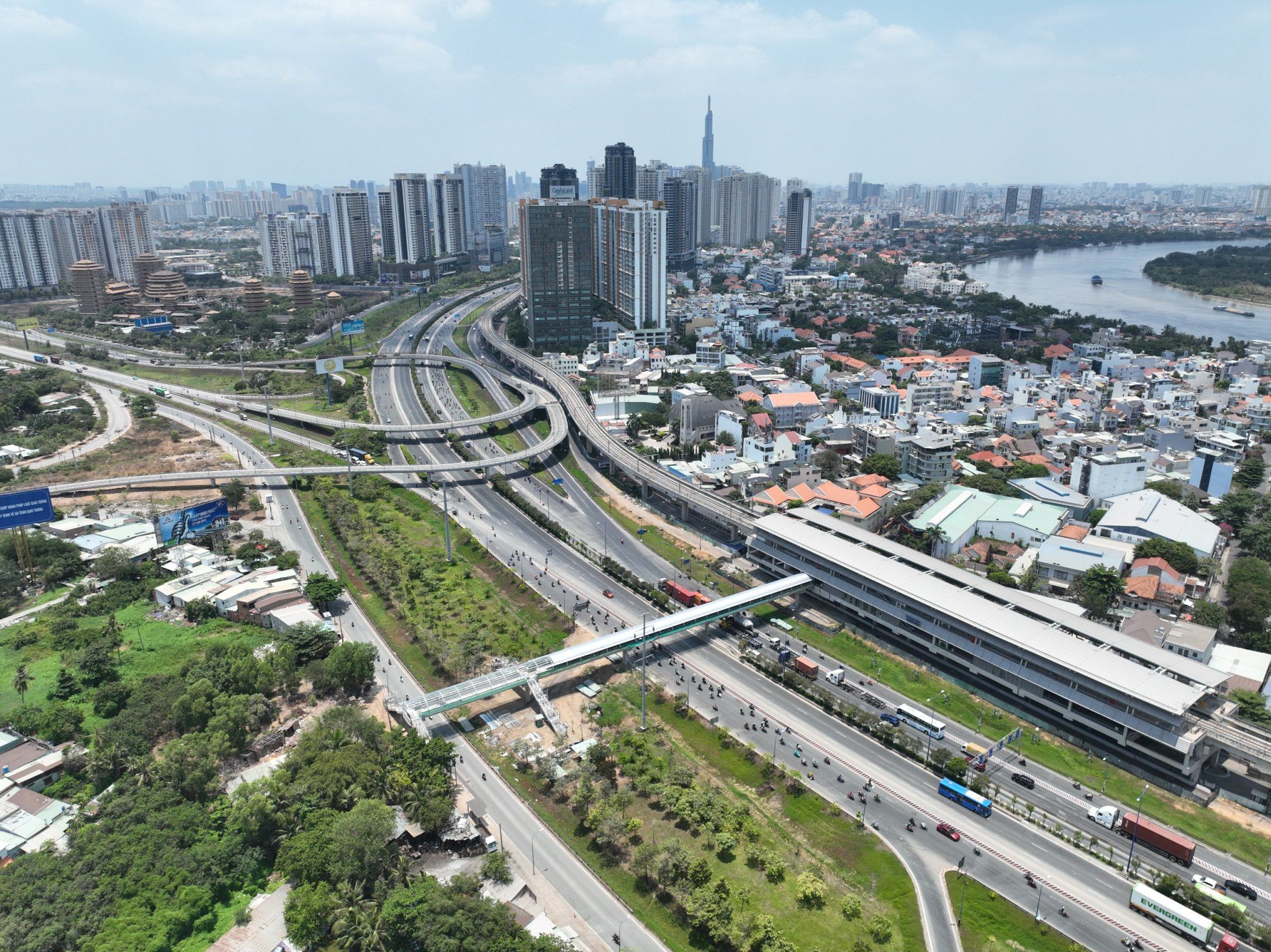 Cầu bộ hành tuyến Metro số 1 hoàn thành, sẵn sàng đưa vào khai thác