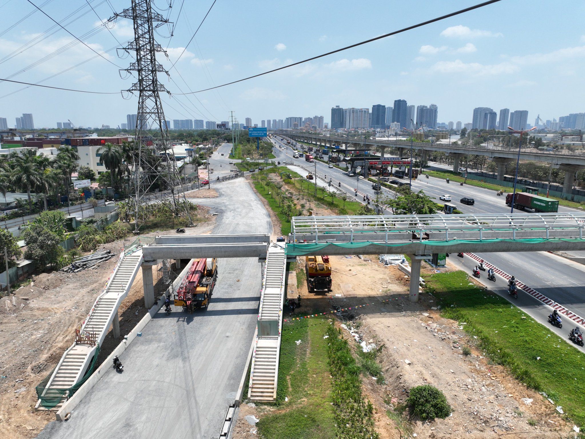 Cầu bộ hành tuyến Metro số 1 hoàn thành, sẵn sàng đưa vào khai thác