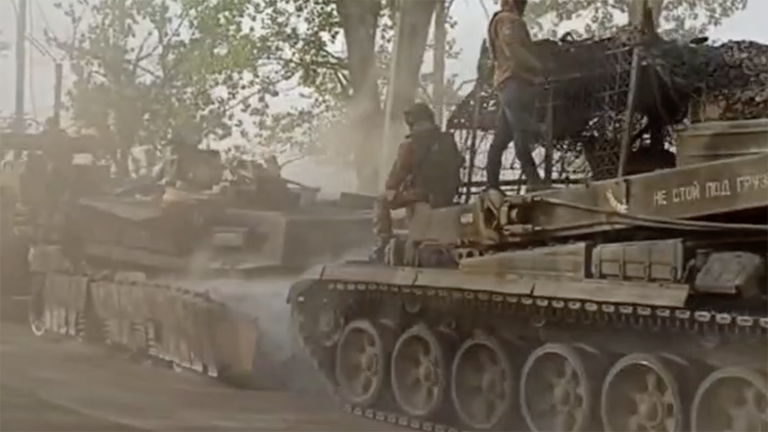 Xe tăng M1 Abrams do Nga thu giữ bị hư hại nặng nề.