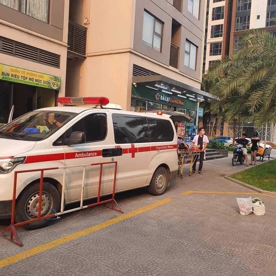 Hình ảnh xe cứu thương bị khoá bánh ở khu đô thị gây xôn xao dư luận