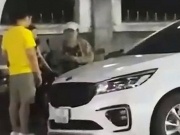 Tin tức trong ngày - Clip “người lạ” thu phí đỗ ô tô qua đêm gây bão mạng