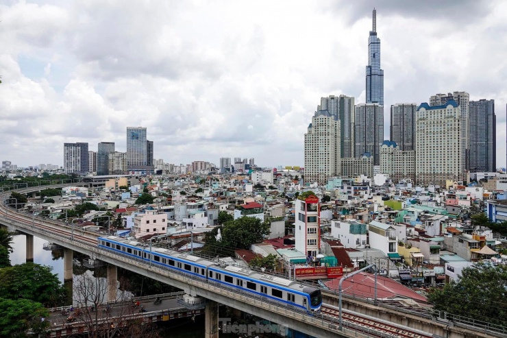 Tuyến metro số 1 (Bến Thành – Suối Tiên) có tổng mức đầu tư hơn 43.000 tỷ đồng. Đây là tuyến đường sắt đô thị đầu tiên tại TPHCM.