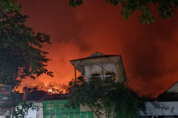 Lửa cháy rừng gần nhà dân ở xã Nam Thái.