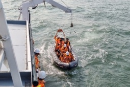 Tin tức trong ngày - Cứu 10 người trên tàu hàng sắp chìm
