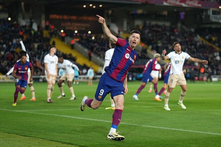 Lewandowski mang chiến thắng về cho Barcelona