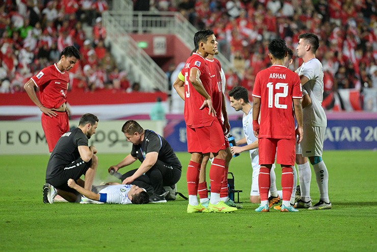 Cầu thủ U23 Uzbekistan đau đớn nằm sân sau khi bị&nbsp;Ridho phạm lỗi thô bạo