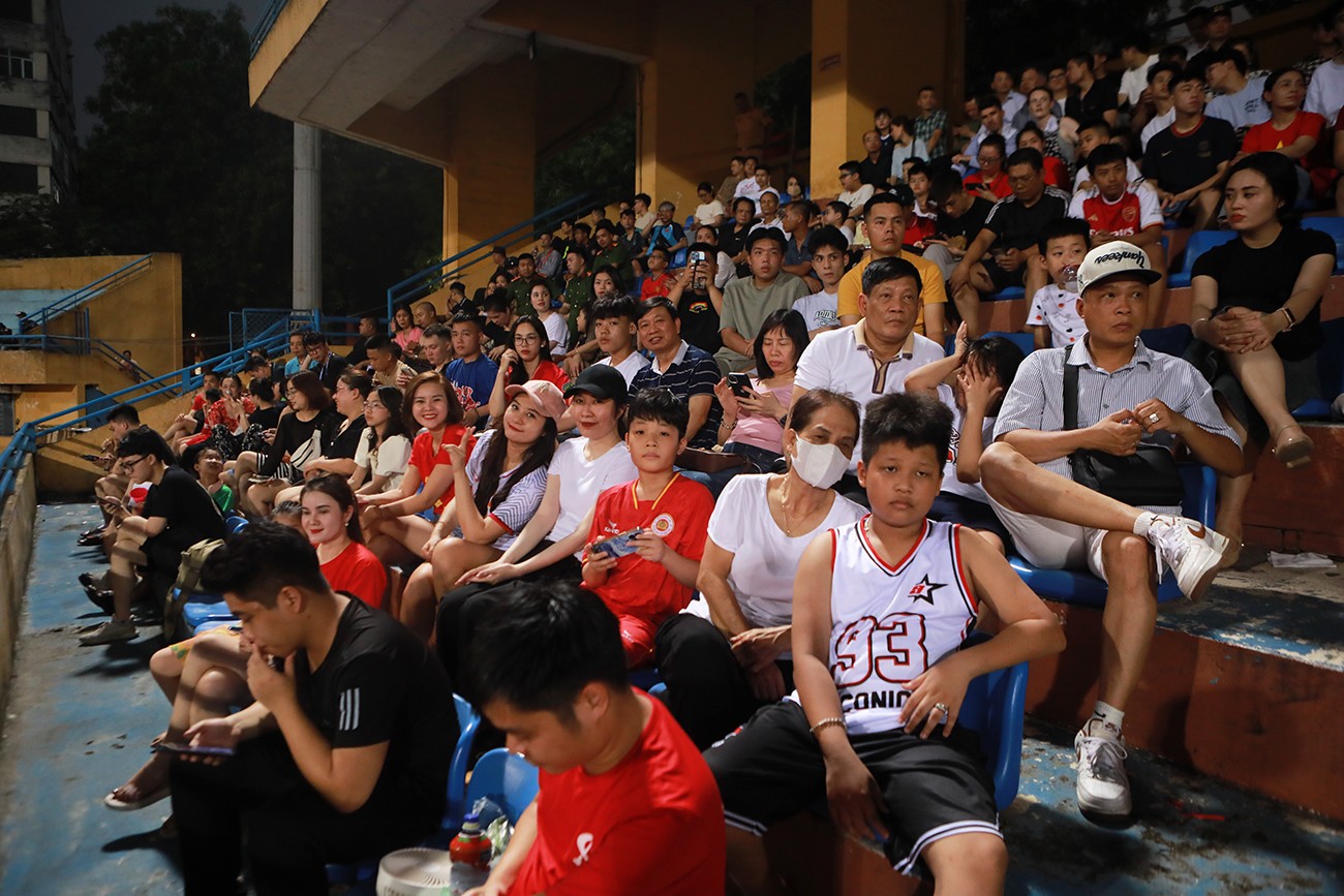 Mặc dù đang trong đợt nghỉ lễ 30/4 -1/5, nhưng rất đông người hâm mộ yêu mến vũ điệu Samba và những cầu thủ Công an Hà Nội đã tới sân cổ vũ cho hai đội.