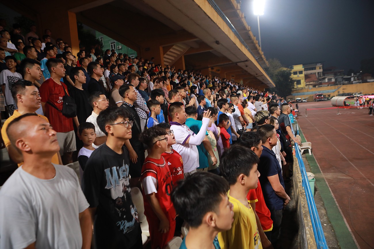 &nbsp;Các khán đài sân Hàng Đẫy&nbsp;gần kín khán giả.