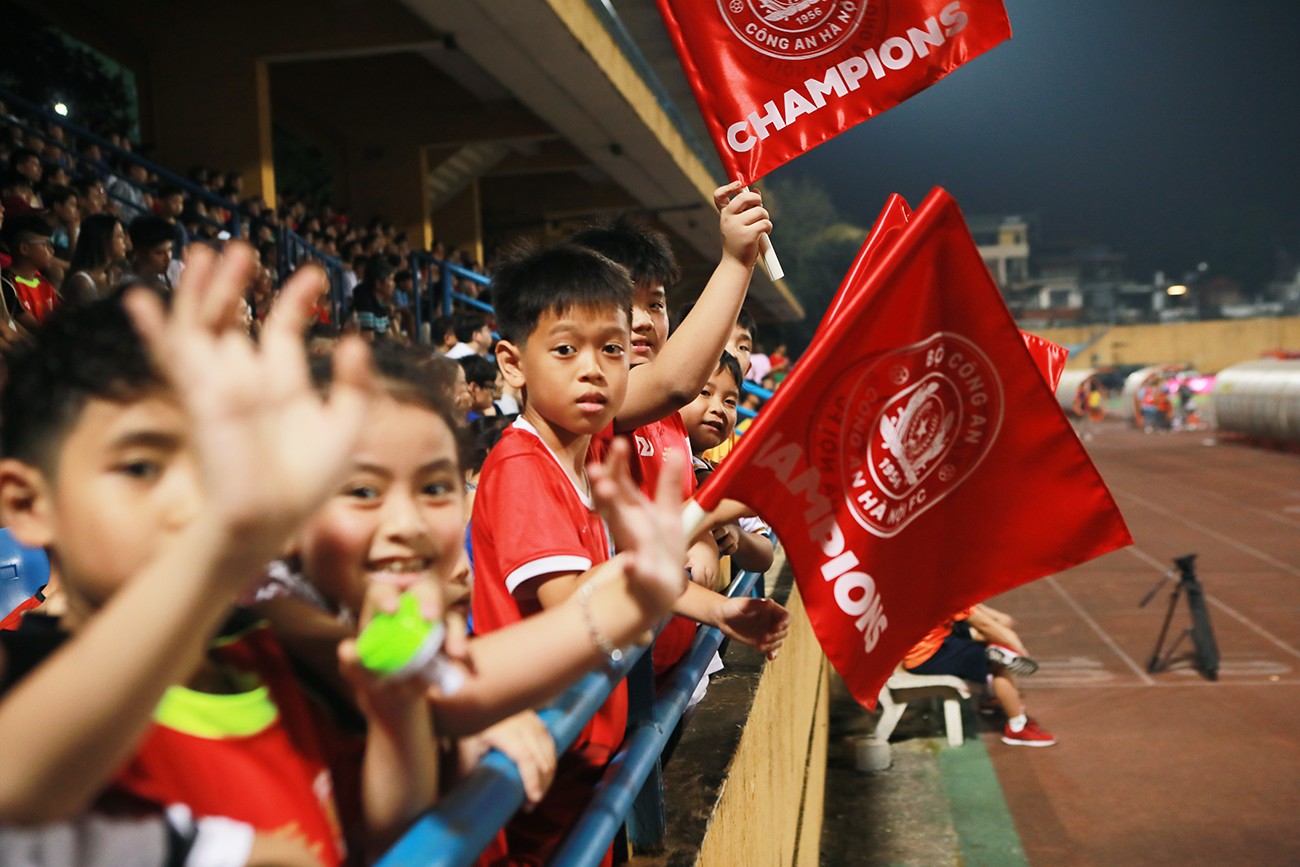 Fan Việt đợi hơn 1 giờ chờ gặp Rivaldo và dàn cựu ngôi sao Brazil nhưng đành về “tay trắng” - 5