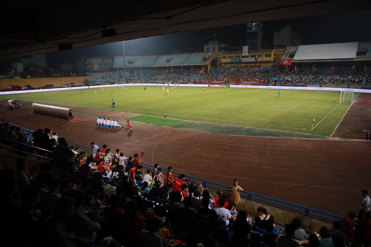 Đội chủ nhà – CLB Công an Hà Nội tung ra đội hình rất mạnh. HLV Kiatisuk Senamuang bố trí thủ môn Nguyễn Filip bắt chính. Nhờ đội hình mạnh, CLB Công an Hà Nội&nbsp;dễ dàng làm chủ thế trận, kiểm soát bóng nhiều hơn và tạo ra nhiều cơ hội.