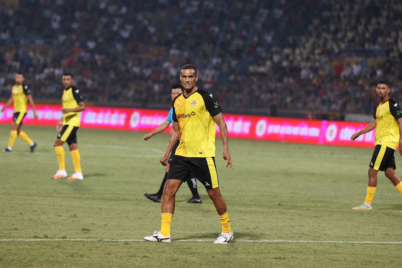 Fan Việt đợi hơn 1 giờ chờ gặp Rivaldo và dàn cựu ngôi sao Brazil nhưng đành về “tay trắng” - 8