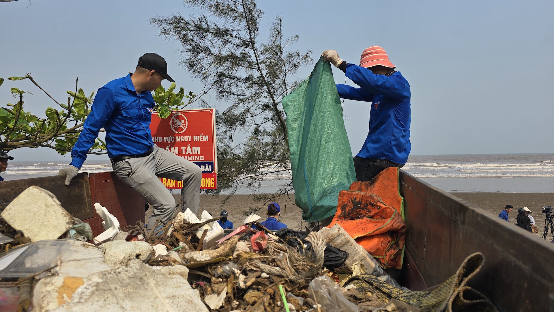 Rác thải ập vào bãi tắm tự phát ở Nam Định: Không phải lỗi của người dân