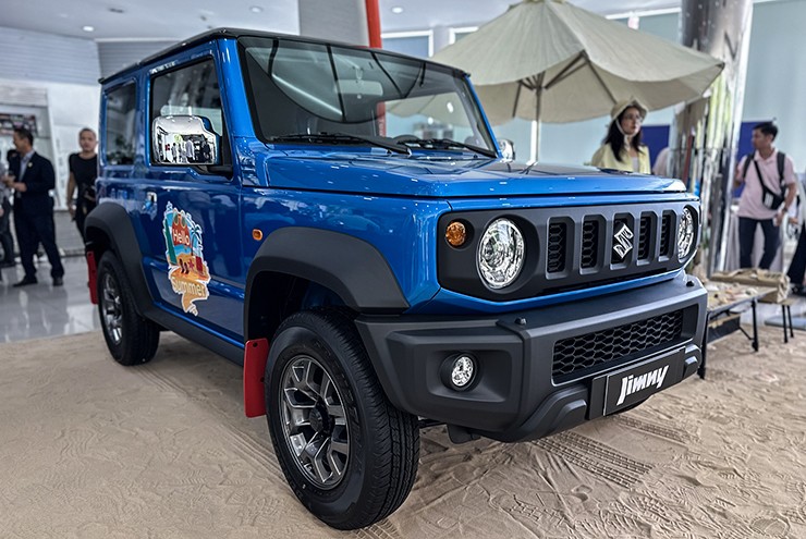 Mua xe Suzuki Jimny có hiện tượng "mua bia kèm lạc" 50 triệu đồng - 1