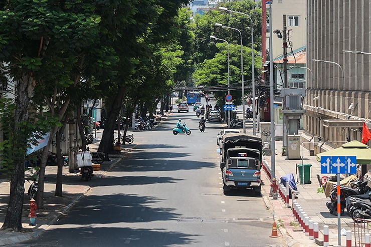 Đường Pasteur năm 1960 đoạn gần giao lộ Nguyễn Công Trứ và hiện tại. Ảnh tư liệu chụp từ cầu Mống ở đầu đường Pasteur, bên phải là một phần của Ngân hàng Quốc gia (này là Ngân hàng Nhà nước Việt Nam, chi nhánh TP HCM).