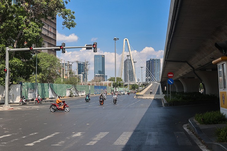 Hàng xà cừ (sọ khỉ) cổ thụ trên đường Tôn Đức Thắng trong ảnh chụp của tác giả Doi Kuro không còn, được đốn hạ để xây dựng cầu Ba Son.