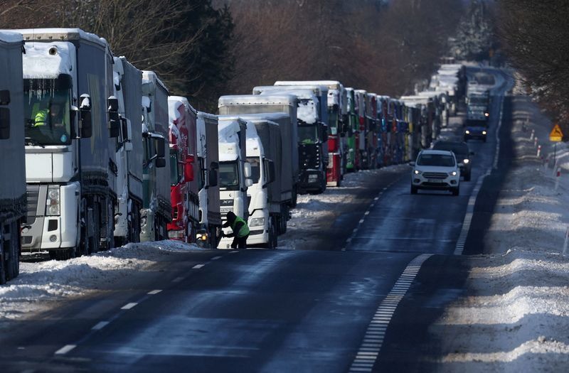 Hàng dài xe tải phong tỏa biên giới Ba Lan với Ukraine. Ảnh: Reuters