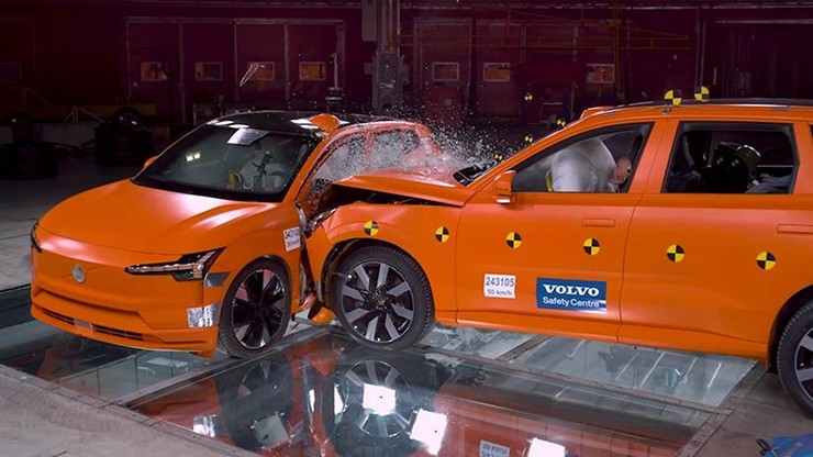 Volvo lấy 2 chiếc SUV đâm nhau để thử độ an toàn - 1
