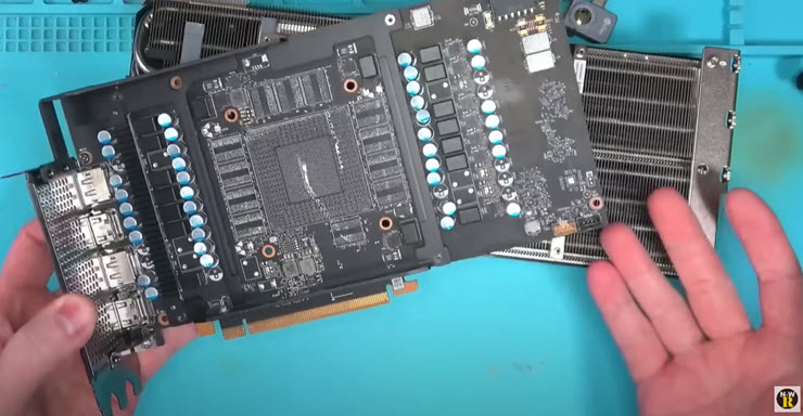 Bên trong card RTX 4090 hoàn toàn rỗng ruột, không có GPU và chip nhớ (Nguồn: Northwest Repair).