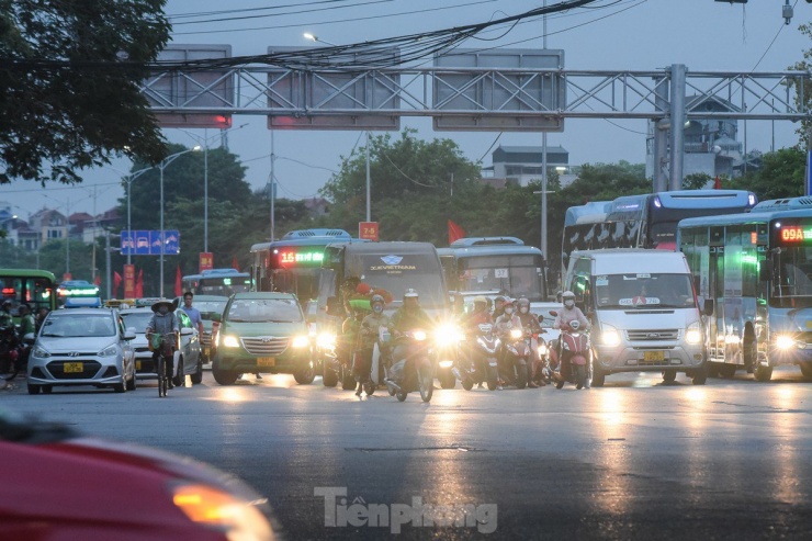 Kỳ nghỉ lễ kết thúc: Người dân ồ ạt đổ về Hà Nội